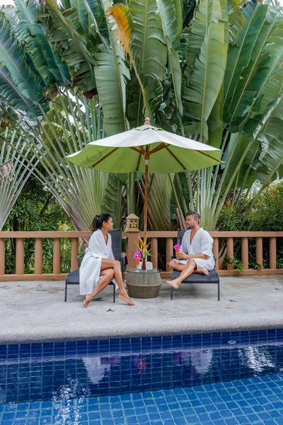 Couple homme et femme en piscine en Asie, hommes et femme asiatique en piscine en Thaïlande au bord du lac dans les montagnes — Photo