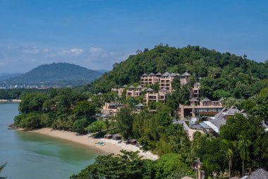 Phuket Tayland, lüks tatil köyü Westin Siray Körfezi okyanusa bakan büyük bir havuzu var.