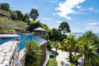 Phuket Tayland, lüks tatil köyü Westin Siray Körfezi okyanusa bakan büyük bir havuzu var.