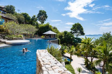 Phuket Tayland, lüks tatil köyü Westin Siray Körfezi okyanusa bakan büyük bir havuzu var.