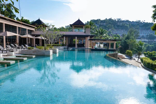 Phuket Thailand, luxe resort Westin Siray Bay met groot zwembad met uitzicht op de oceaan — Stockfoto