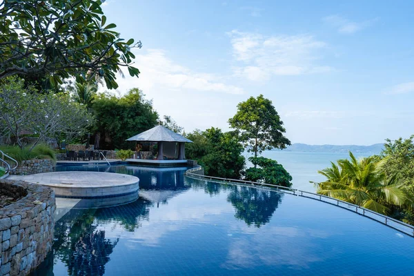 Phuket Tayland, lüks tatil köyü Westin Siray Körfezi okyanusa bakan büyük bir havuzu var.