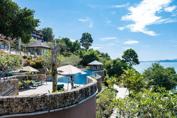 Phuket Thailand, luxe resort Westin Siray Bay met groot zwembad met uitzicht op de oceaan — Stockfoto