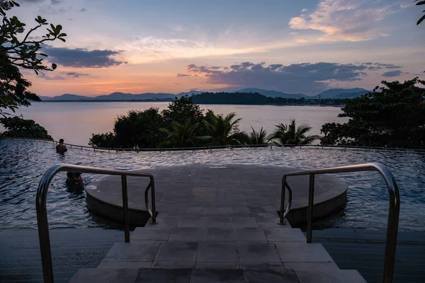 Pool på en lyxig semester i Thailand, pool med utsikt över bukten titta på solnedgången — Stockfoto