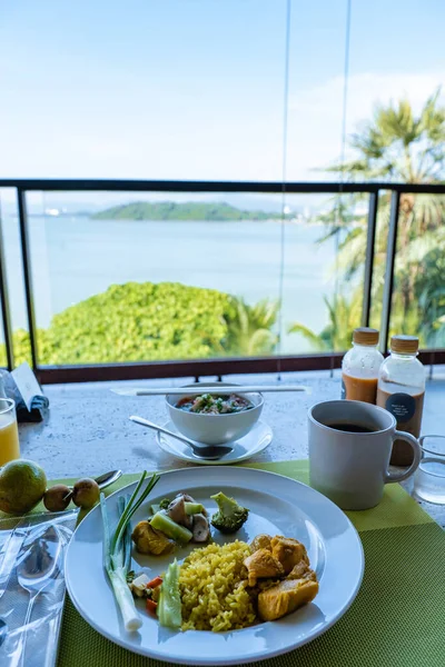 Table de petit déjeuner avec vue sur la baie de l'océan en Thaïlande, café jus d'orange et pain table de petit déjeuner vacances de luxe — Photo