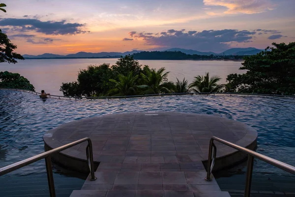 Pool på en lyxig semester i Thailand, pool med utsikt över bukten titta på solnedgången — Stockfoto
