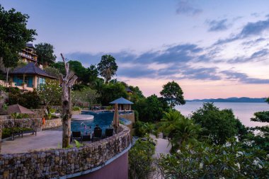 Tayland 'da lüks bir tatilde yüzme havuzu, körfeze bakan gün batımını izleyen havuz.