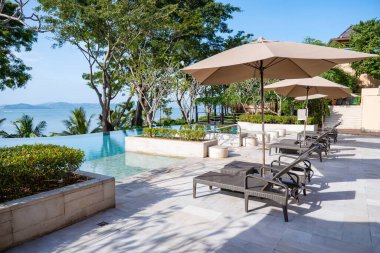 Phuket Tayland sahilinde lüks plaj sandalyeleri