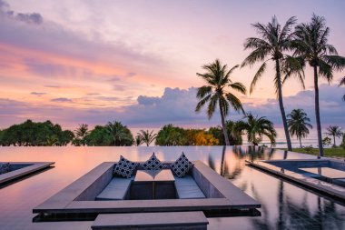 Tayland 'da lüks bir tatilde sonsuz havuzda gün batımını izlemek Tayland' da bir havuzun kenarında gün batımını izlemek.