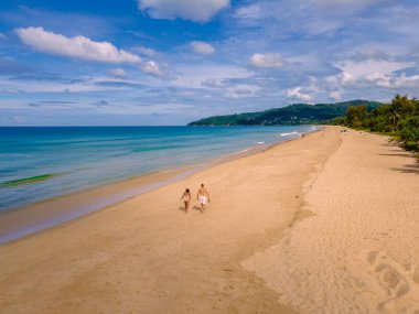 Karon plajı Phuket Tayland, Tayland 'da lüks bir tatil sırasında tropik bir plajda yürüyen çift.