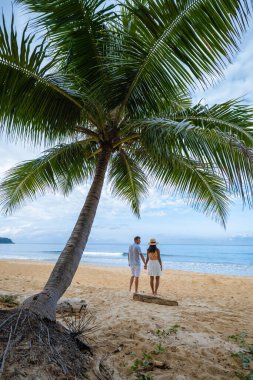 Karon plajı Phuket Tayland, Tayland 'da lüks bir tatil sırasında tropik bir plajda yürüyen çift.