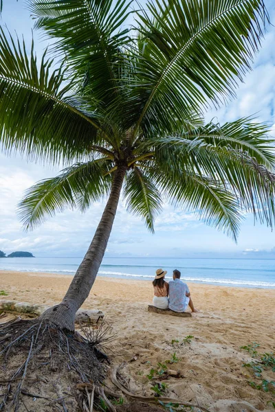 Karon Beach Phuket Tailândia, casal homem e mulher caminhando em uma praia tropical durante umas férias de luxo na Tailândia — Fotografia de Stock