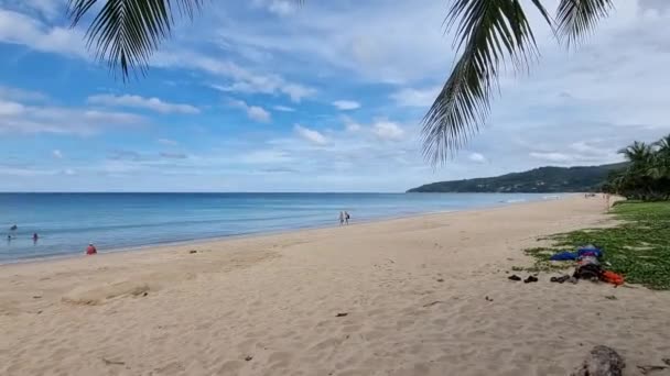 Karon pláž Phuket Thajsko, prázdná bílá písečná pláž s palmami v Thajsku — Stock video