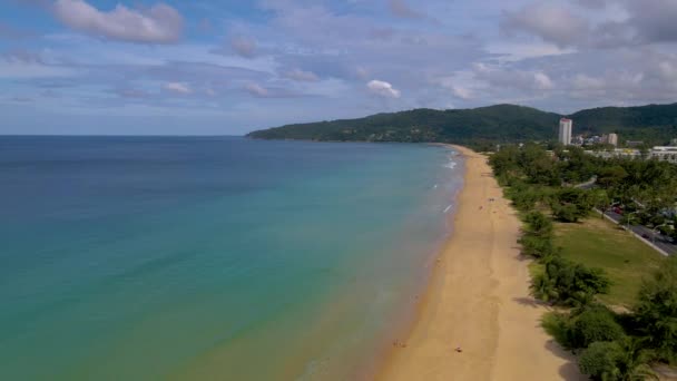 Карон пляж Пхукет Таиланд, пустой белый песчаный пляж с пальмами в Таиланде — стоковое видео