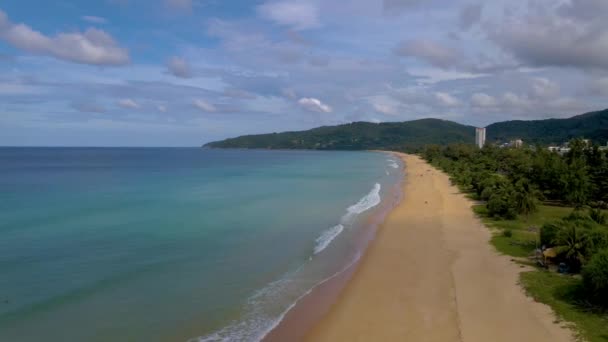 Karon plaża Phuket Tajlandia, pusta biała piaszczysta plaża z palmami w Tajlandii — Wideo stockowe