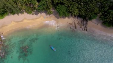 Banana Beach phuket Thailand, Phuket Tayland 'daki kumsalda palmiye ağaçları manzaralı beyaz kumlu plaj.