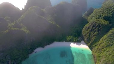 Phi Phi Adası, Krabi Tayland, Phi Phi Adası, Maya Körfezi 'nde insansız hava aracı görüntüsü.