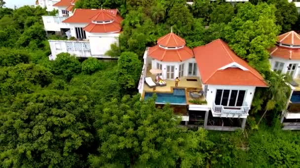 Phuket Tailândia novembro 2021, resort de luxo com piscina villa na Tailândia em um dia nublado durante a temporada chuvosa — Vídeo de Stock