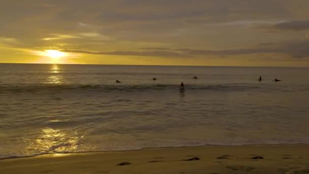 Найтонський морський громадський пляж. Пхукет, Таїланд, славне місце для серфінгу в Пхукеті, Найтон морського пляжу під час заходу сонця. Таїланд, Шукет — стокове відео