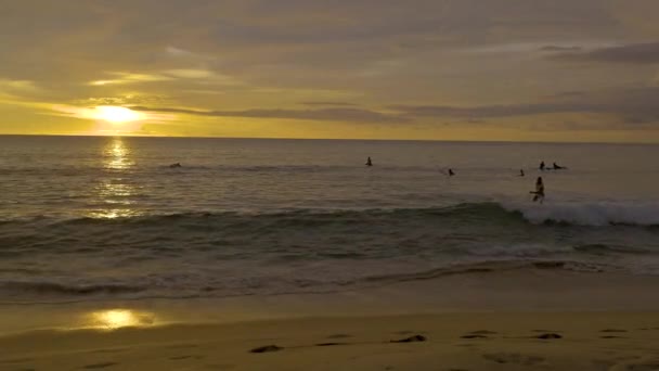 Naithon halk plajı. Phuket, Tayland, Phuket 'te ünlü sörf yeri, Naithon deniz plajı gün batımında. Tayland, Phuket — Stok video