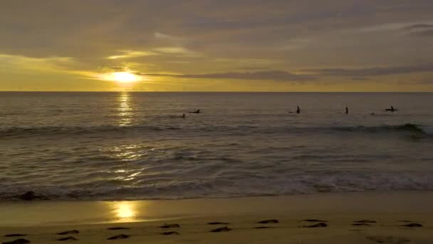 Naithon mar praia pública. Phuket, Tailândia, famoso local de surf em Phuket, Naithon praia do mar ao pôr-do-sol. Tailândia, Phuket — Vídeo de Stock