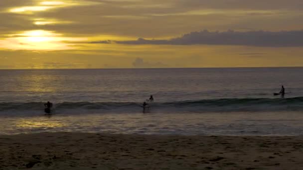 Naithon morze publiczna plaża. Phuket, Tajlandia, słynne miejsce do surfowania w Phuket, plaża morska Naithon o zachodzie słońca. Tajlandia, Phuket — Wideo stockowe