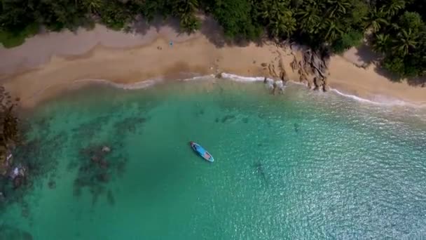 Μπανάνα Beach Πουκέτ Ταϊλάνδη, λευκή αμμώδης παραλία με φοίνικες θέα από drone εναέρια θέα στην παραλία στο Πουκέτ της Ταϊλάνδης — Αρχείο Βίντεο