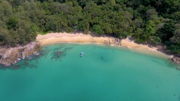 Banana Beach phuket Thaiföld, fehér homokos strand pálmafákkal kilátás drón légi kilátás a strandon Phuket Thaiföld — Stock videók