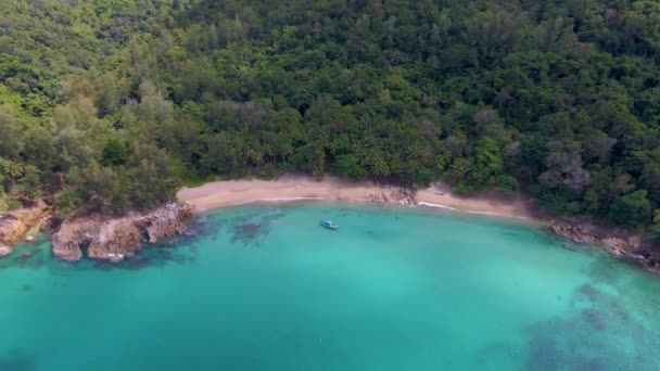 Μπανάνα Beach Πουκέτ Ταϊλάνδη, λευκή αμμώδης παραλία με φοίνικες θέα από drone εναέρια θέα στην παραλία στο Πουκέτ της Ταϊλάνδης — Αρχείο Βίντεο