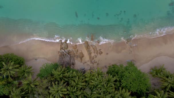 Banana Beach phuket Thaiföld, fehér homokos strand pálmafákkal kilátás drón légi kilátás a strandon Phuket Thaiföld — Stock videók