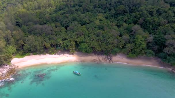 Μπανάνα Beach Πουκέτ Ταϊλάνδη, λευκή αμμώδης παραλία με φοίνικες θέα από drone εναέρια θέα στην παραλία στο Πουκέτ της Ταϊλάνδης — Αρχείο Βίντεο