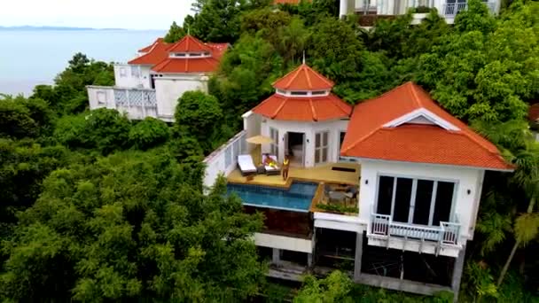 Phuket Tailândia novembro 2021, resort de luxo com piscina villa na Tailândia em um dia nublado durante a temporada chuvosa — Vídeo de Stock