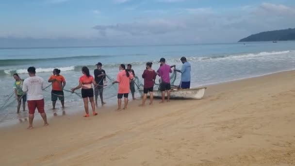 Karon Beach Thailand, Fischer am Strand mit Fischerboot, Gruppe von Thailändern, die am Strand fischen — Stockvideo