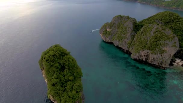 Phi Phi Adası, Krabi Tayland, Phi Phi Adası 'nda insansız hava aracı. — Stok video