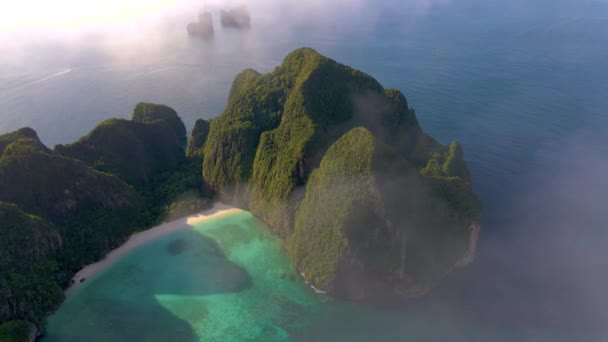 Phi Phi Island Krabi Thajsko, letecký pohled na ostrov Phi Phi Maya Bay — Stock video