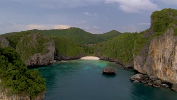 Остров Пхи-Пхи в Таиланде, вид с беспилотника на остров Пхи-Пхи — стоковое видео
