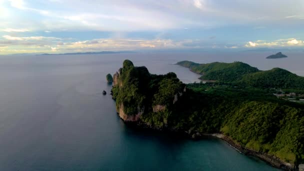 Phi Phi Island Krabi Tailandia, vista aérea de aviones no tripulados en Phi Phi Island — Vídeo de stock
