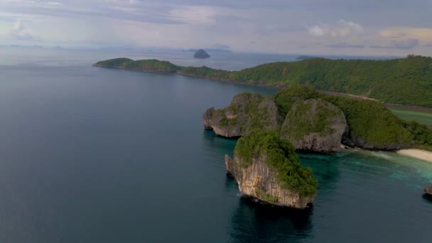 Острів Пхі Крабі Таїланд, вигляд дрона на острові Пхі Пхі — стокове відео