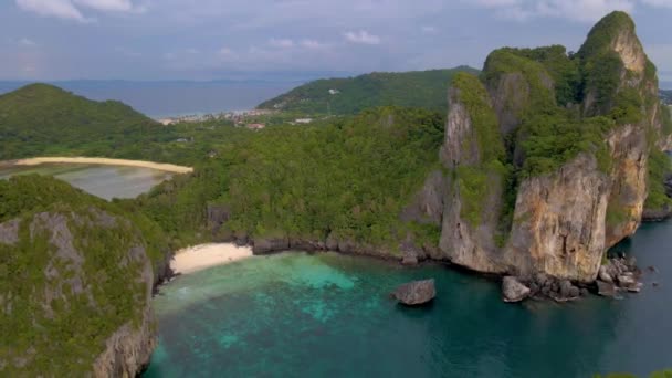 Phi Phi Island Krabi Thailand, drönare flygfoto på Phi Phi Island — Stockvideo