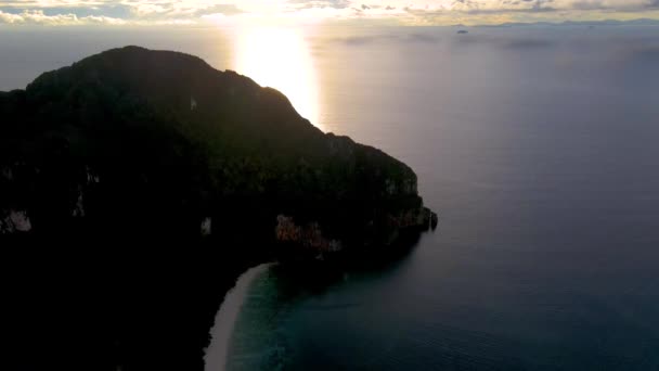 Phi Phi Island Krabi Tailandia, vista aérea de aviones no tripulados en Phi Phi Island — Vídeo de stock