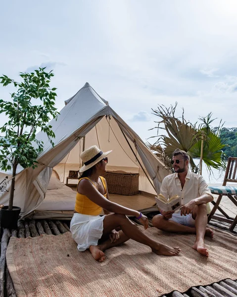 Glamping na praia, casal homem e mulher na praia em tenda picknick, homem e mulher na praia na Tailândia em tenda glamping — Fotografia de Stock