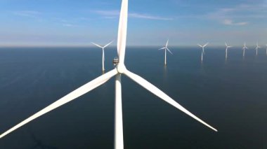 Sabahın erken saatlerinde rüzgar türbinleri, Hollanda 'da rüzgar değirmeni parkı. Hava manzaralı rüzgar türbini, rüzgar parkı batı manzaralı drone manzaralı IJsselmeer gölündeki bir yel değirmeni çiftliği.