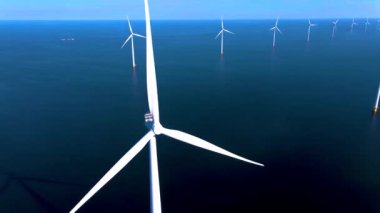 Sabahın erken saatlerinde rüzgar türbinleri, Hollanda 'da rüzgar değirmeni parkı. Hava manzaralı rüzgar türbini, rüzgar parkı batı manzaralı drone manzaralı IJsselmeer gölündeki bir yel değirmeni çiftliği.