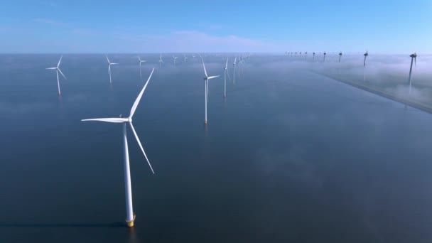 Turbinas eólicas no início da manhã, parque eólico na Holanda. turbina eólica a partir da vista aérea, vista Drone no parque de vento westermeerdijk uma fazenda de moinho de vento no lago IJsselmeer o maior no — Vídeo de Stock