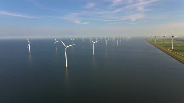 Větrné turbíny časně ráno, větrné elektrárny v Nizozemsku. Větrná turbína z leteckého pohledu, Drone pohled na windpark westermeerdijk větrný mlýn farma v jezeře Ithe selmeer největší v — Stock video