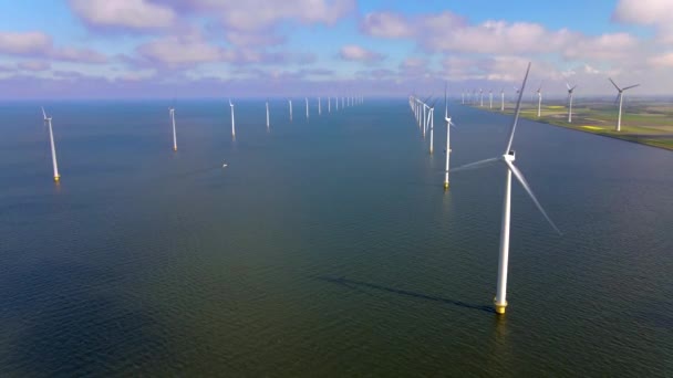 Turbinas eólicas en la madrugada, parque de molinos de viento en los Países Bajos. aerogenerador desde la vista aérea, Drone vista en el parque eólico westermeerdijk una granja de molinos de viento en el lago IJsselmeer el más grande de la — Vídeo de stock