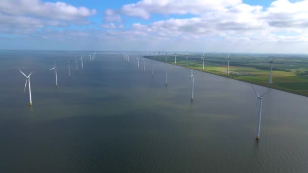 Vindkraftverk tidigt på morgonen, vindkraftspark i Nederländerna. Vindturbin från luften utsikt, drönare utsikt över vindpark westermeerdijk en väderkvarn gård i sjön Ijsselmeer den största i — Stockvideo