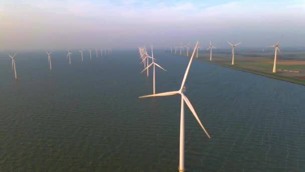 Turbine eoliche al mattino presto, parco mulini eolici nei Paesi Bassi. turbina eolica da vista aerea, Drone vista al parco eolico westermeerdijk un parco eolico nel lago IJsselmeer il più grande del — Video Stock