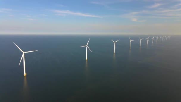 Turbinas eólicas no início da manhã, parque eólico na Holanda. turbina eólica a partir da vista aérea, vista Drone no parque de vento westermeerdijk uma fazenda de moinho de vento no lago IJsselmeer o maior no — Vídeo de Stock