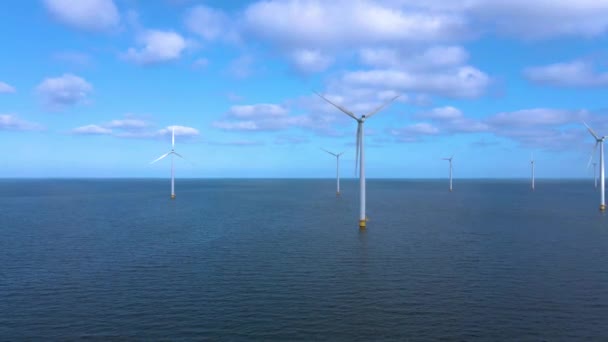 Turbinas eólicas en la madrugada, parque de molinos de viento en los Países Bajos. aerogenerador desde la vista aérea, Drone vista en el parque eólico westermeerdijk una granja de molinos de viento en el lago IJsselmeer el más grande de la — Vídeos de Stock